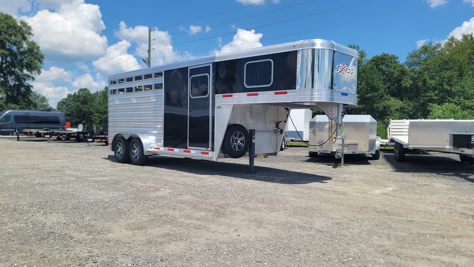 Exiss 3H Gooseneck Horse Trailer For Sale | All-Aluminum